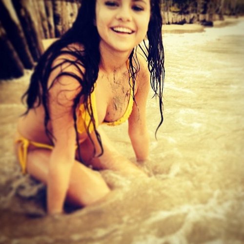 Selena Gomez bikini photos collection