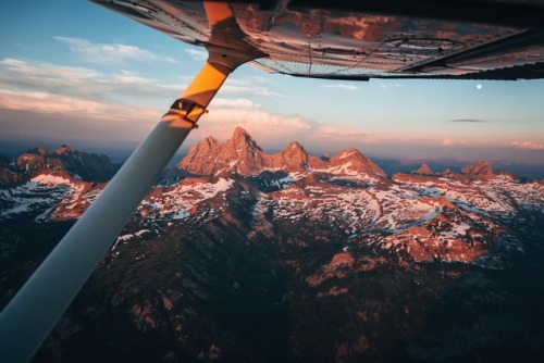 An evening over the Tetons with Fly Jackson Hole. @zeisenhauer