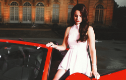 only-lana-del-rey:  Click here to see more pictures about Lana Del Rey + sad black &amp; white blog 