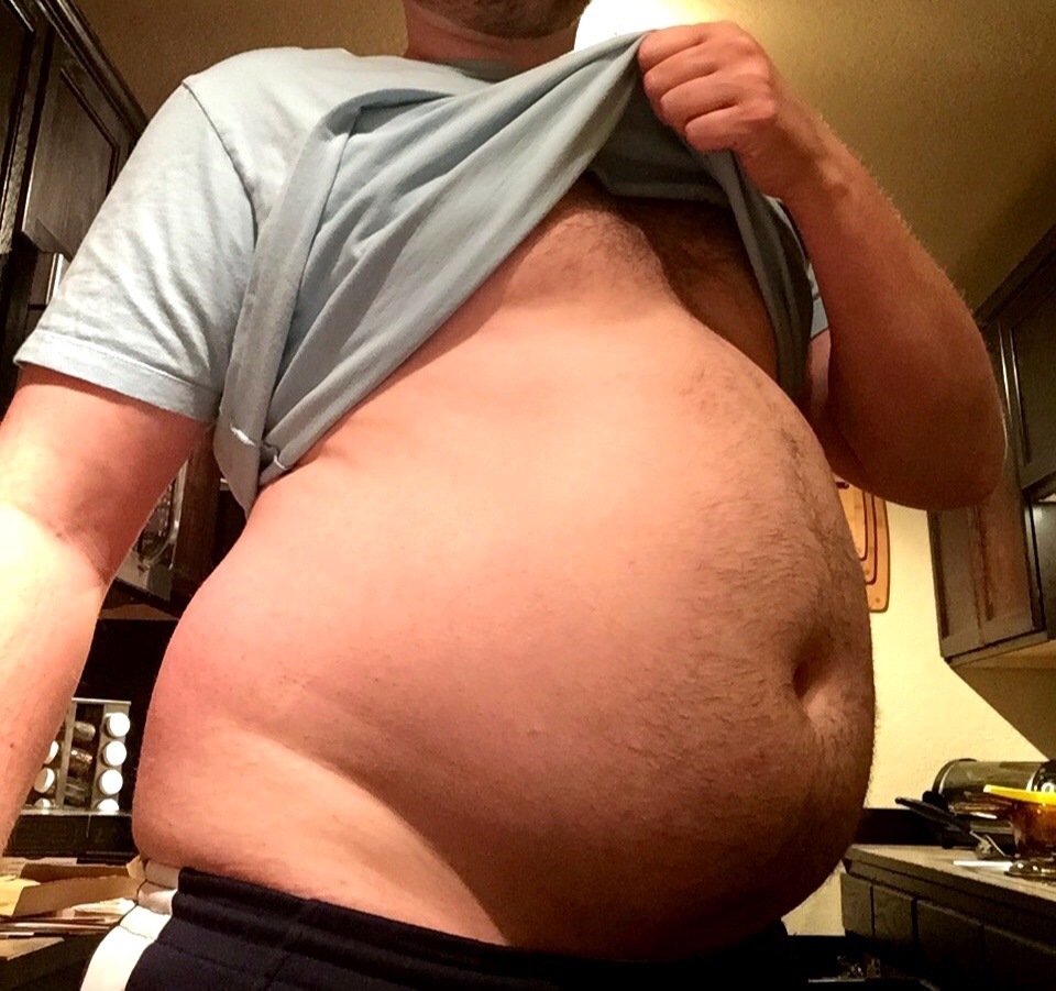 bigdrmr:  broaderstrokes:  To mark Tummy Tuesday this week, an unused shot from pizza