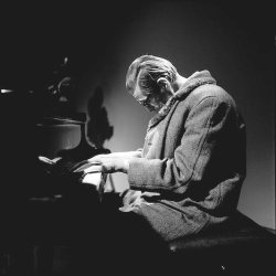 themaninthegreenshirt:  Bill Evans