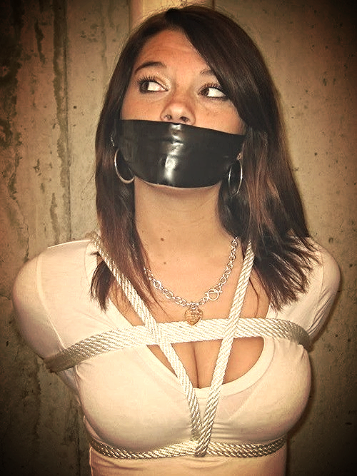 bondagefeed: Who is this model? Dont know, love her to