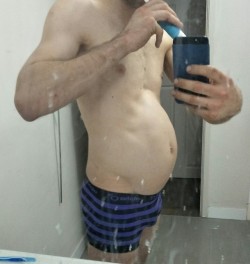ilovemalepregnancyandkinkyshit:Just showing off the “baby bump” while brushing my teeth hehe ;3