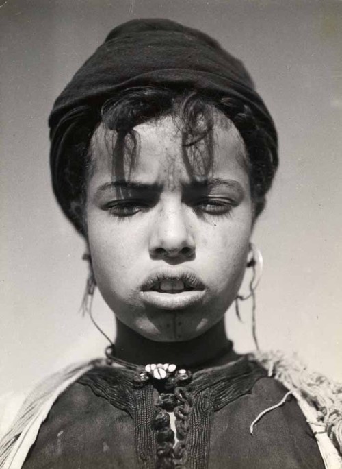 d-ici-et-d-ailleurs:Jeune fille berbère (amazigh), Maroc, 1936  par la photographe française Denise 