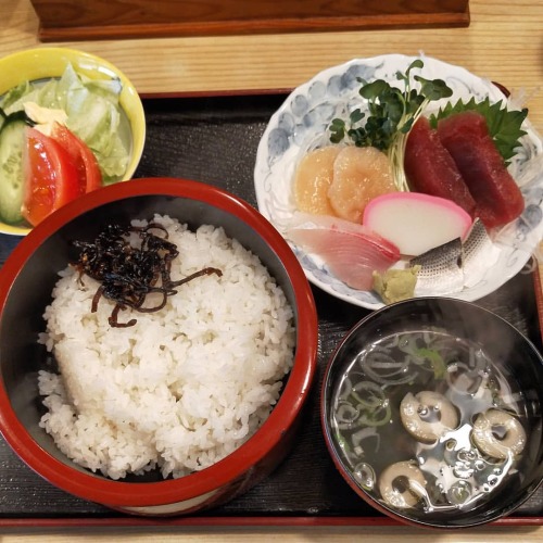刺身定食 810円 #釜甚 #程久保 #百草団地 #限界団地 #yummy #instafood #foodporn #tokyo #lunch #japanesefood #washoku #jap