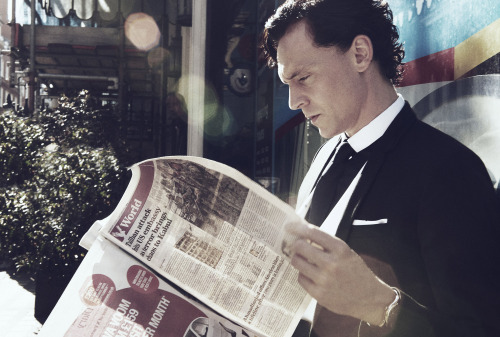 sihaya-the-desert-springtime:Famous men reading: Tom Hiddlestonfor more fandom stuff follow my main 