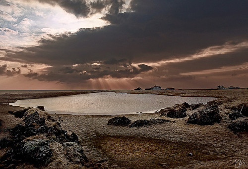 araknesharem:  Icelandic sunset@lake by Ólinn on Flickr. 