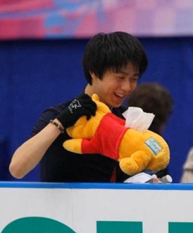 lady-dynamite:But guys…you don’t understand….Japanese figure skater Yuzuru Hanyu carries a Winnie th