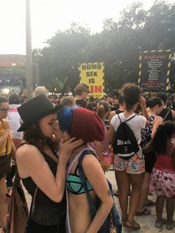 accidental-gay:  homo sex is in