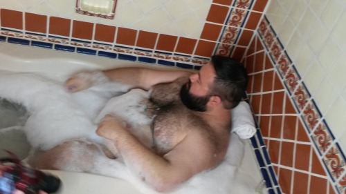 jaredbear:  El detras de camaras de las fotos en la bañera xD 