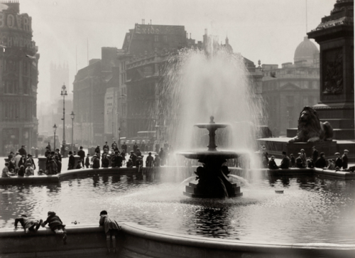 ein-bleistift-und-radiergummi:E.O. Hoppé Photography Eros, Piccadilly Circus, London,&nb