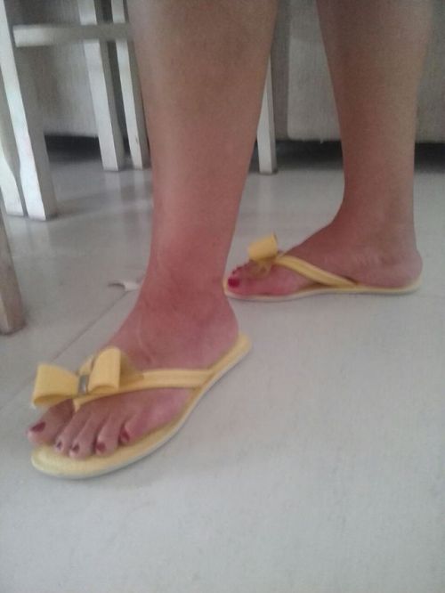 Chinelo Grendha similar a Melissa. A sola de borracha deixa uma ardido na pele. Vai lembrar de mim n