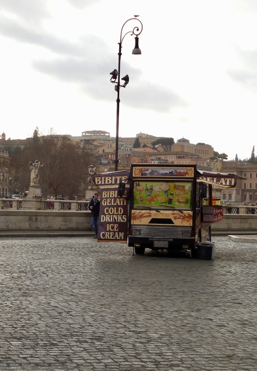“Bibite - Gelati - Cold Drinks - Ice Cream” camion di cibo di fronte a Castel Sant'Angelo, Roma, 201
