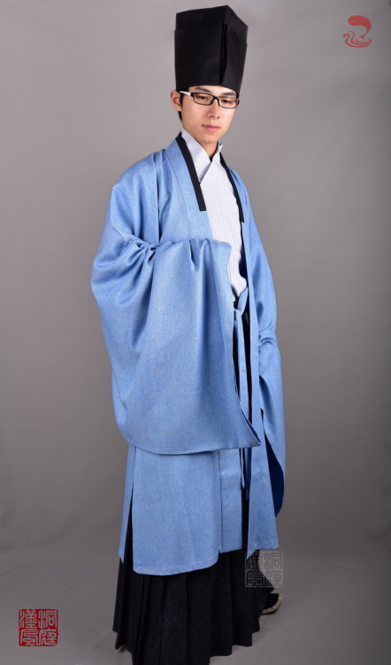 fouryearsofshades: 廣袖長褙子（不含衣裳和東坡巾） 面料為淺藍色織全滌布。 洞庭漢風漢服 Men’s Hanfu (han chinese clothing):