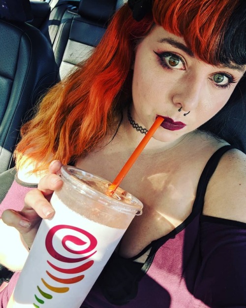 Butterfinger Smoothie because it’s my fav#jambajuice #selfie #makeup #makeuplook #selfiesund