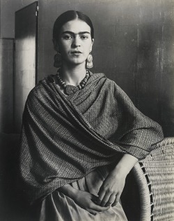 transistoradio:  Imogen Cunningham (1883-1976), Frida Kahlo Rivera (1931). Via Sotheby’s.