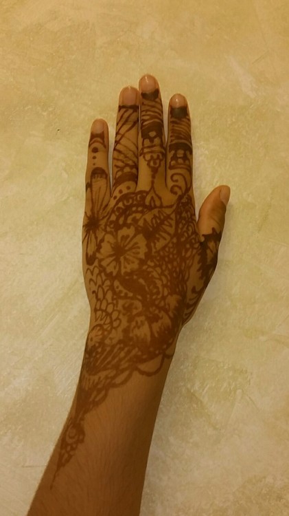 sasugayy-lmao:finally got a haircut and check out my mehndi