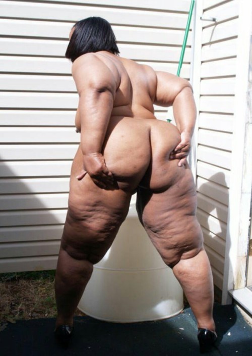 lovethembigandthick:  I wish I was giving her ass a tongue bath right now 