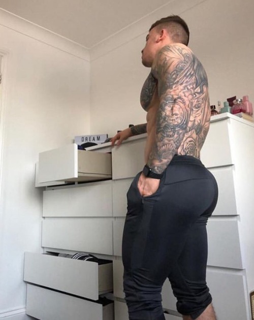 hispanicbooty10:  Chris Hatton