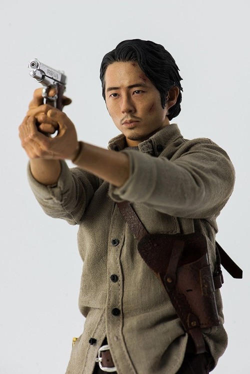 “Being afraid is what’s kept us alive.“The Walking Dead 1/6 Scale Pre-Painted Action Figure: Glenn R