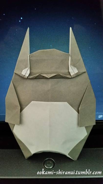 ookami-shiranui:  A paper Totoro, from “My Neighbor Totoro.” I’ve honestly never even seen this movie yet. I just wanted to fold something new, so a Studio Ghibli character was better than anything else, in this case. Took a little over 15 minutes