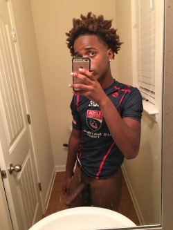 realxjay:  More for y'all, just a athlete with a big dick 🍆✨