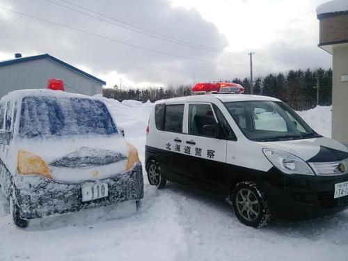 たっちん♂毎月北海道訪問1周年完成 ‏@Rex07elf 北海道警察 雪だるまパトカー 写真撮ったら警官めっちゃ喜んでた♪ 本人力作らしいｗ   北海道 音威子府村