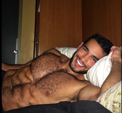 londonboy45:  “Forget about brushing your teeth.  Just get in here.  I’m horny!”  Woof