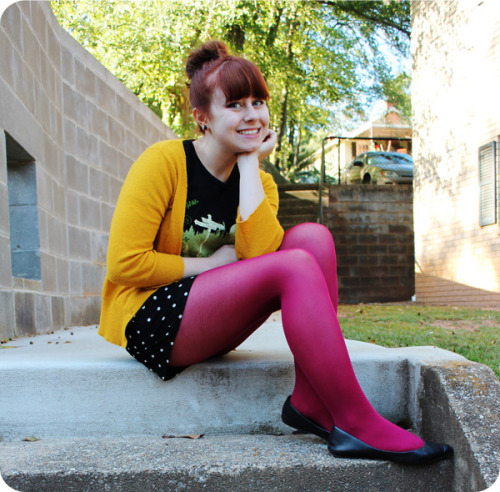 tightsobsession: Pink tights & polka dot shorts. Via Petite Panoply.