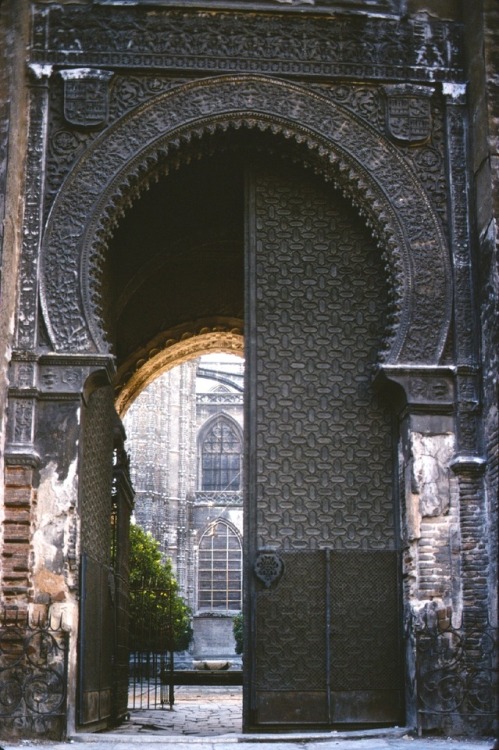 Entrada mudéjar al patio de las naranjas, catedral, Sevilla, 1977.