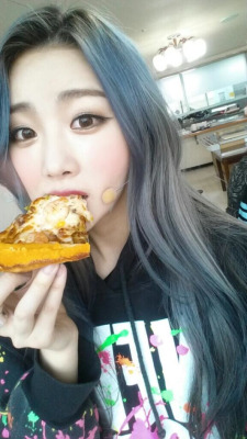 dalshabetglobal:  [140223] Subin’s Twitter Update.&ldquo;So delicious quack quack, I’m so hungry everyoneㅜㅜ Wait just a bit longer!!!♥♥♥” 