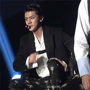 sehun8gfat:poor baby’s in pain ;A;
