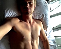 thebeautyofmalebodies:  kenton duty