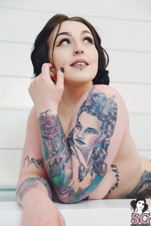 obsessedwithtattooedsluttybabes:  gamecat75:Reallifepirate Suicide Part 1Sexy inked and curvy 😍