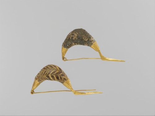 met-greekroman-art:Gold sanguisuga-type fibulae (safety pins) with glass paste bows, Metropolitan Mu