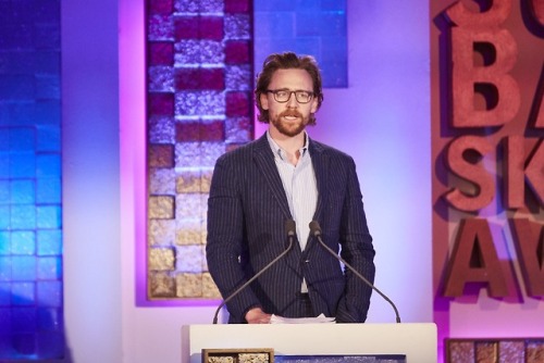 lolawashere: SkyArts: @twhiddleston presenting #benedictcumberbath with his outstanding achievement 