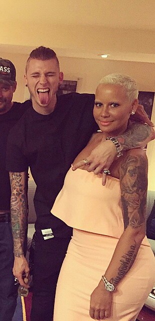 famousbwwmcouples:  Model/Actress Amber Rose and ‘Wild Boy’ Rapper Machine Gun Kelly dates He calls them Guns and Roses 😖😻🌹🌹🔫