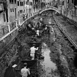 bobbycaputo:   The Grand Canal being drained and cleaned, Venice, 1956  