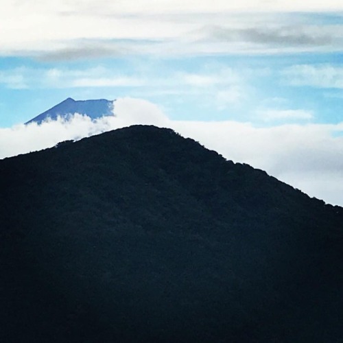Le mont Fuji qui se détache pris du lac de Hakone. The mount Fuji behind the mountain. #japan #japon