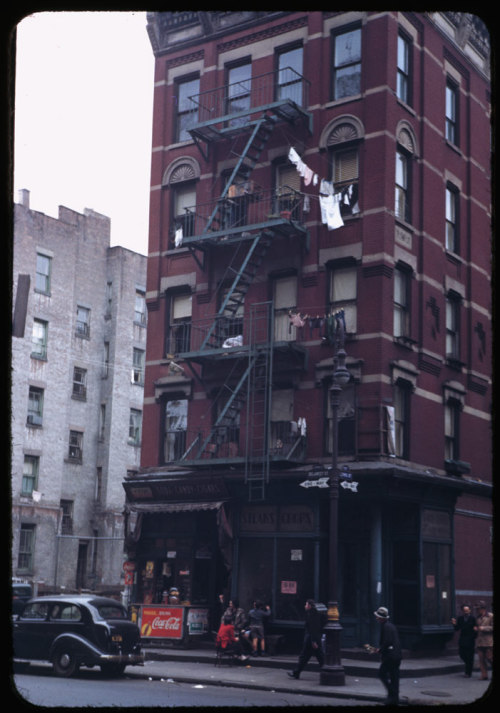 onceuponatown:  New York 1941-1960. By Charles Cushman.  GRINDHOUSE® KODACHROME