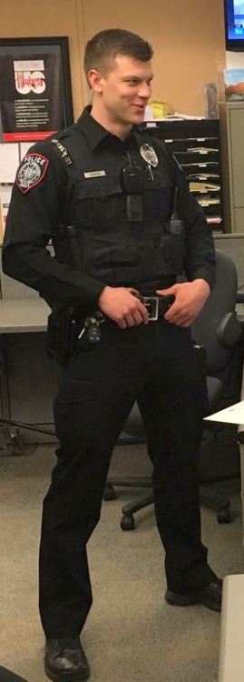 gaybicops: Really cute cop