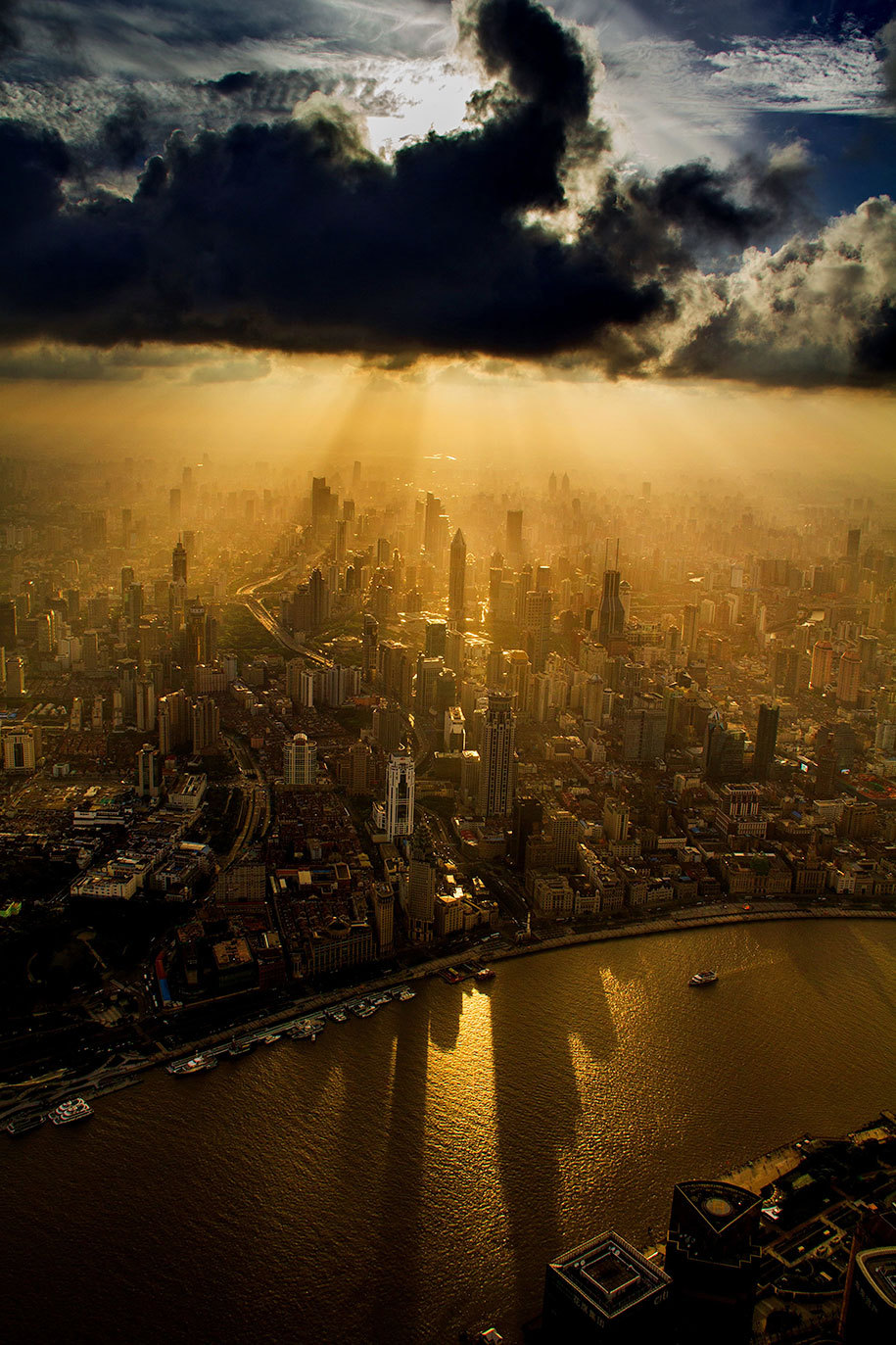 chinabambi:  Stunning Pictures of Shanghai From 2,000ft High  Although operating