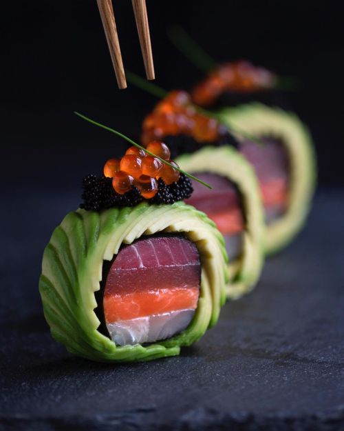 foodmyheart:This sushi roll Source: https://reddit.com/r/foodporn