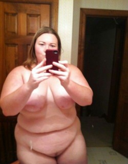 Another full-figured MILF takes the selfie