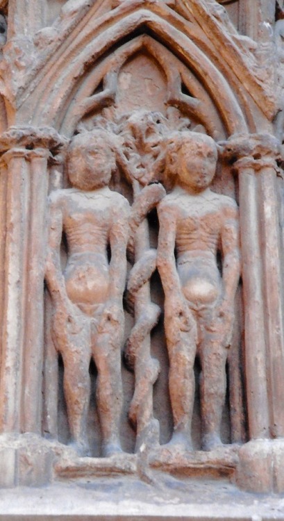 Adán y Eva con serpiente y manzano, bajo relieve medieval, Montserrat, Cataluña (Adam 