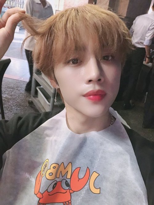 fytheboyz:@WE_THE_BOYZ: [SUNWOO] Using a bib so I don’t spill! (trans)(1, 2, 3)