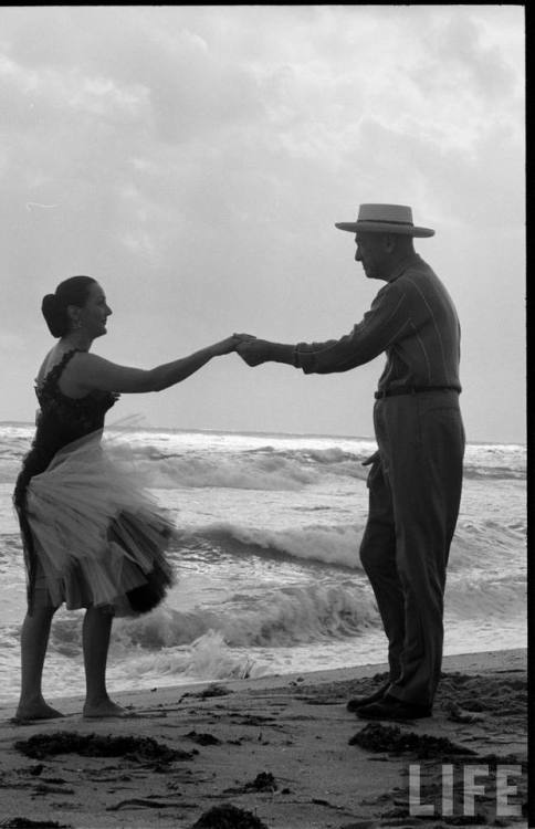 George Abbott and Lilyan Martin rumba on the beach(John Loengard. 1963)