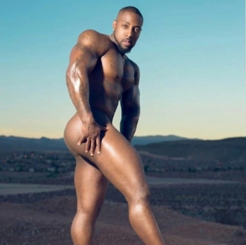 blackstripperworshippers:  🍑👅 @Mike Davis