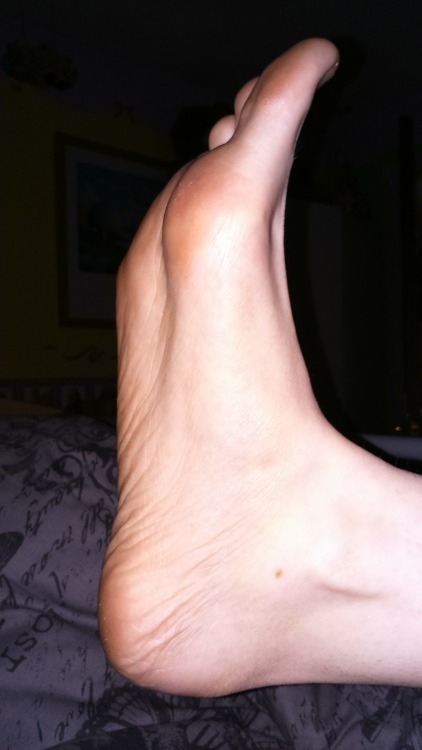 This lovely foot belongs to Hannah. Hannah is a beautiful flame-haired Scottish Lassie who loves to 