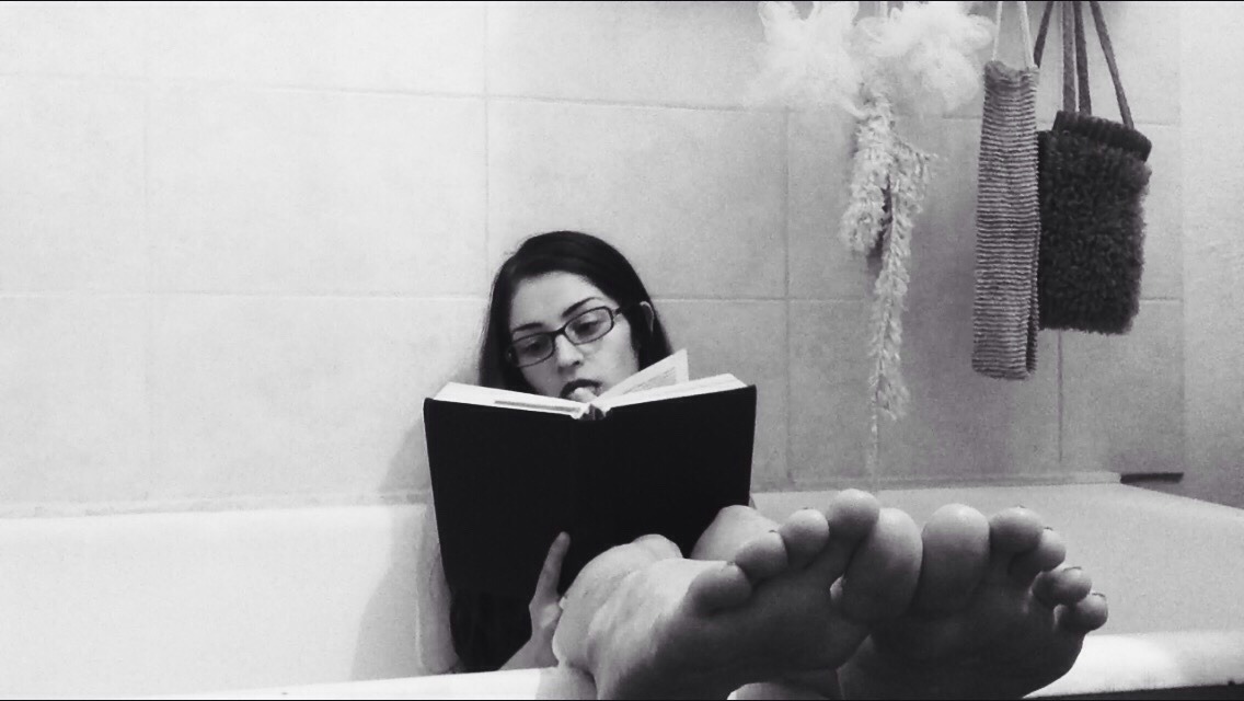 darya-lakis:  Reading can be sexy too! Do you like to read?